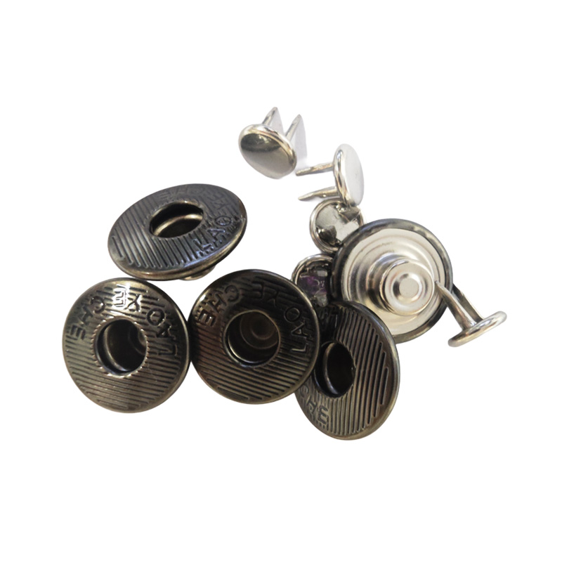 Striped denim herringbone buckle with double stitching